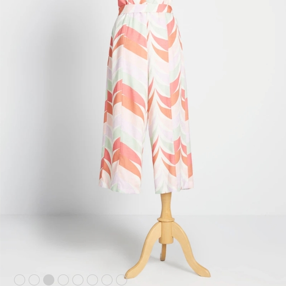 🎉NWT🎉MAKE ME AN OFFER! Cropped Jumpsuit Womens size 4 - Picture 2 of 7